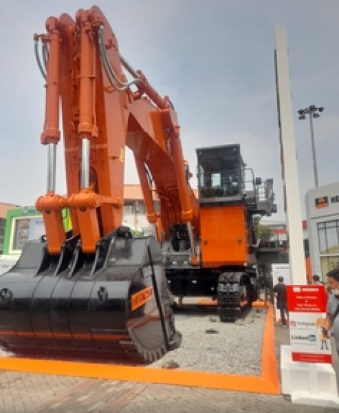 PRODUK ALAT BERAT HITACHI MENAMPILKAN EXCAVATOR JENIS EX2000 PADA MINING INDONESIA
