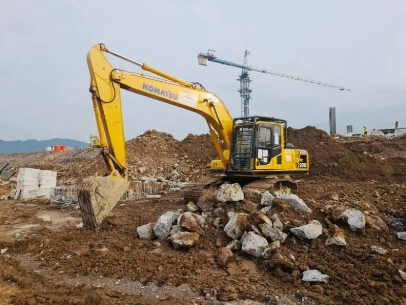 Jangan Beli Excavator Bekas Komatsu PC200 Sebelum Baca Ini! Harga dan Fiturnya Bikin Kamu Makin Tert