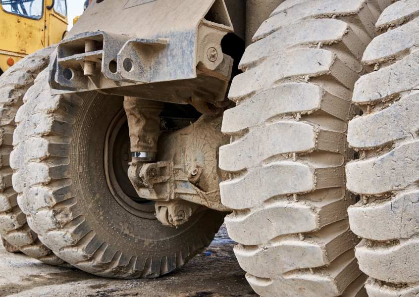 Membongkar Peran Penting Ban Dump Truck dalam Efisiensi Tambang