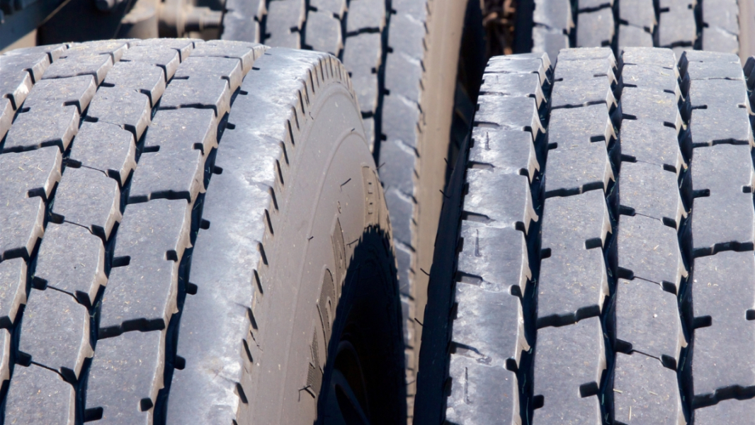 Berbagai Jenis Pola Ban dan Pengaruhnya pada Kinerja Alat Berat